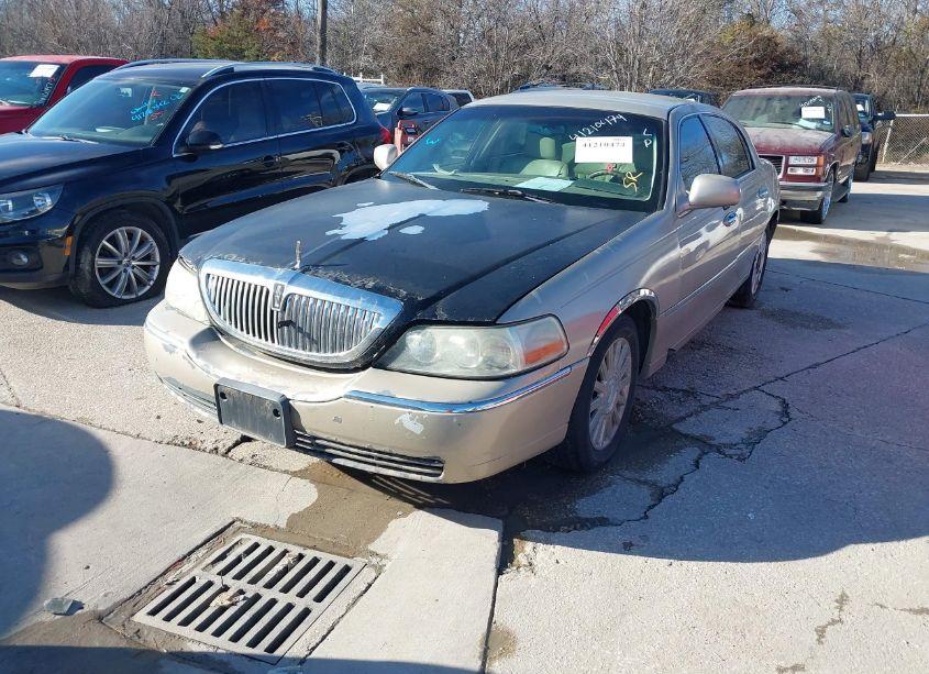 Photo 2 of 2004 Lincoln Town CAR SIGNATURE (VIN 1LNHM81W84Y661674)