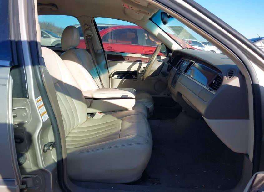 Photo 5 of 2004 Lincoln Town CAR SIGNATURE (VIN 1LNHM81W84Y661674)