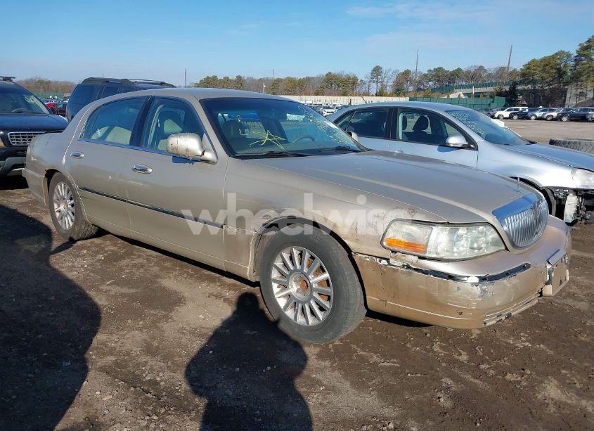 2004 Lincoln Town CAR SIGNATURE (VIN 1LNHM81W84Y677423) main photo