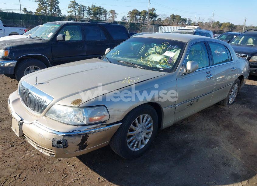 Photo 2 of 2004 Lincoln Town CAR SIGNATURE (VIN 1LNHM81W84Y677423)