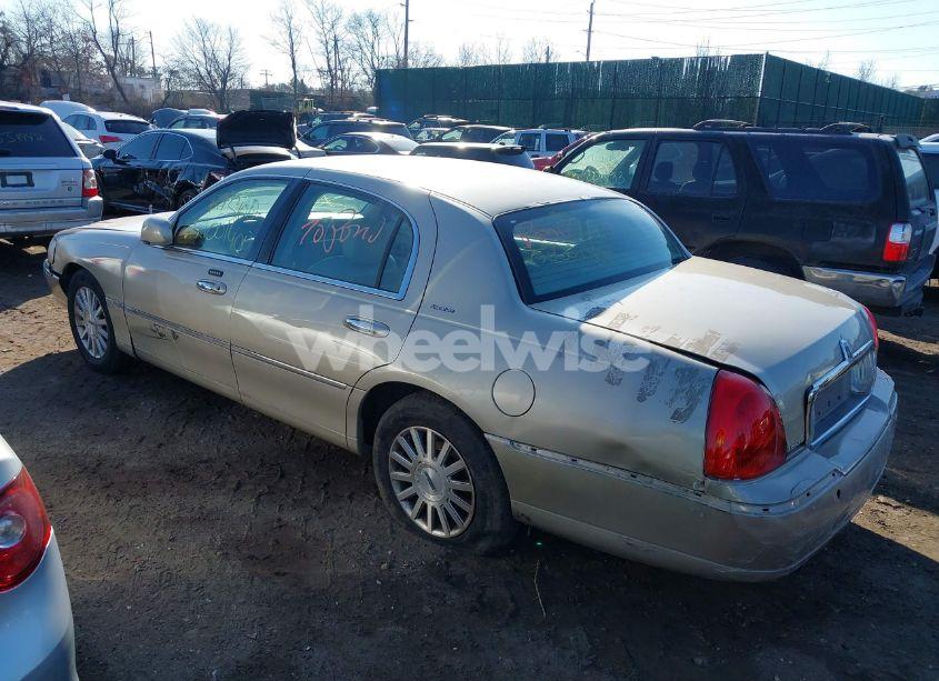 Photo 3 of 2004 Lincoln Town CAR SIGNATURE (VIN 1LNHM81W84Y677423)