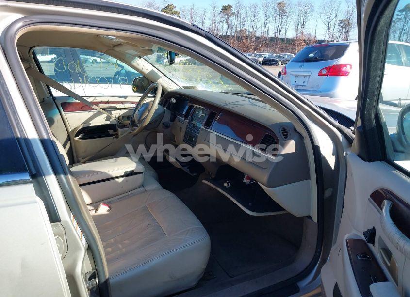 Photo 5 of 2004 Lincoln Town CAR SIGNATURE (VIN 1LNHM81W84Y677423)