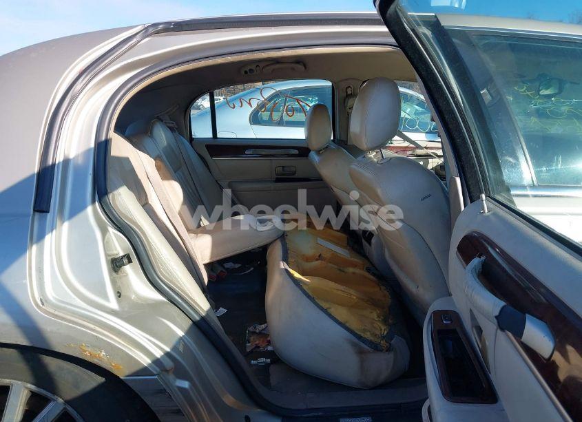 Photo 8 of 2004 Lincoln Town CAR SIGNATURE (VIN 1LNHM81W84Y677423)