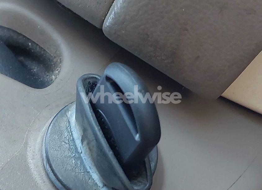 Photo 11 of 2004 Lincoln Town CAR SIGNATURE (VIN 1LNHM81W84Y677910)