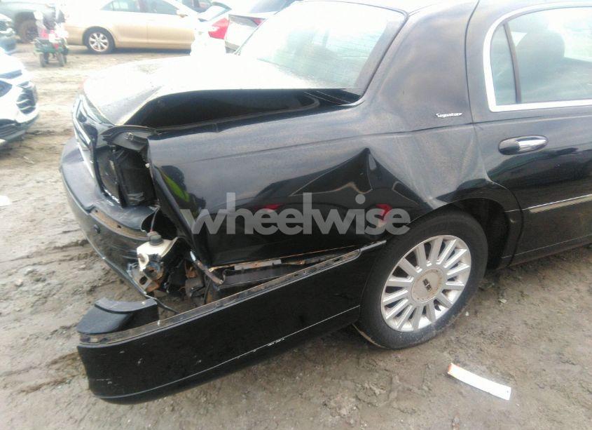 Photo 12 of 2005 Lincoln Town CAR SIGNATURE (VIN 1LNHM81W85Y611729)