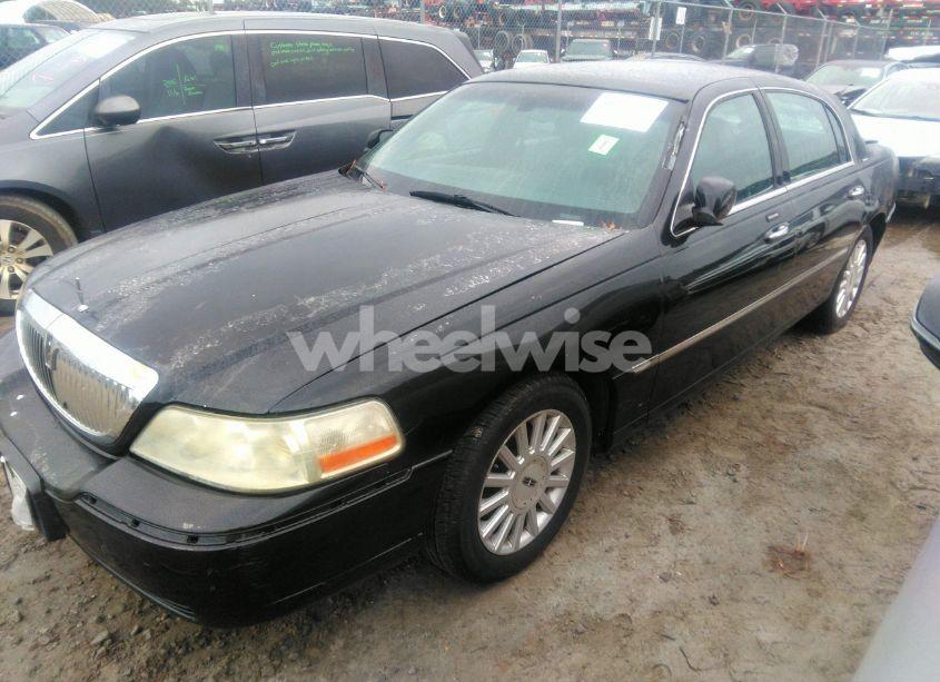 Photo 2 of 2005 Lincoln Town CAR SIGNATURE (VIN 1LNHM81W85Y611729)