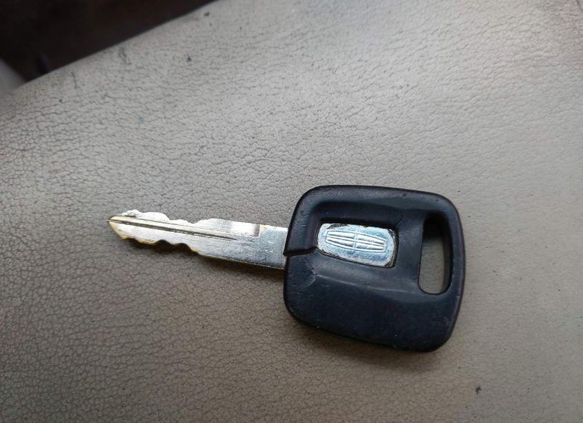 Photo 11 of 2000 Lincoln Town CAR EXECUTIVE (VIN 1LNHM81W8YY936045)