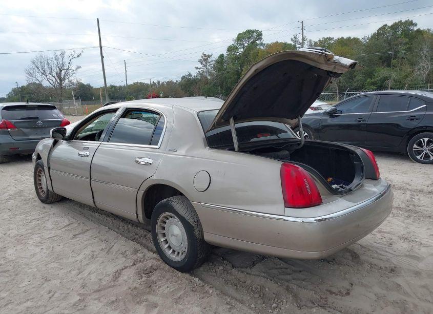 Photo 3 of 2000 Lincoln Town CAR EXECUTIVE (VIN 1LNHM81W8YY936045)