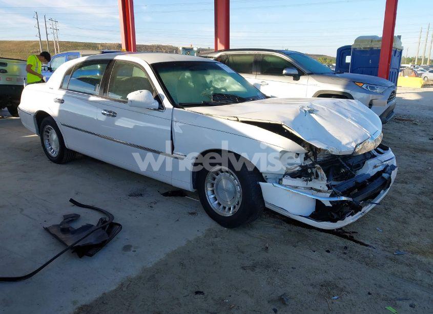 2000 Lincoln Town CAR EXECUTIVE (VIN 1LNHM81W8YY940757) main photo
