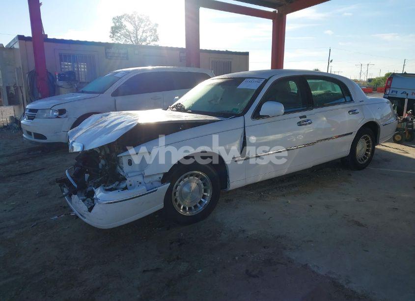 Photo 2 of 2000 Lincoln Town CAR EXECUTIVE (VIN 1LNHM81W8YY940757)
