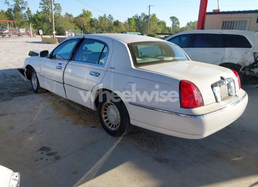 Photo 3 of 2000 Lincoln Town CAR EXECUTIVE (VIN 1LNHM81W8YY940757)