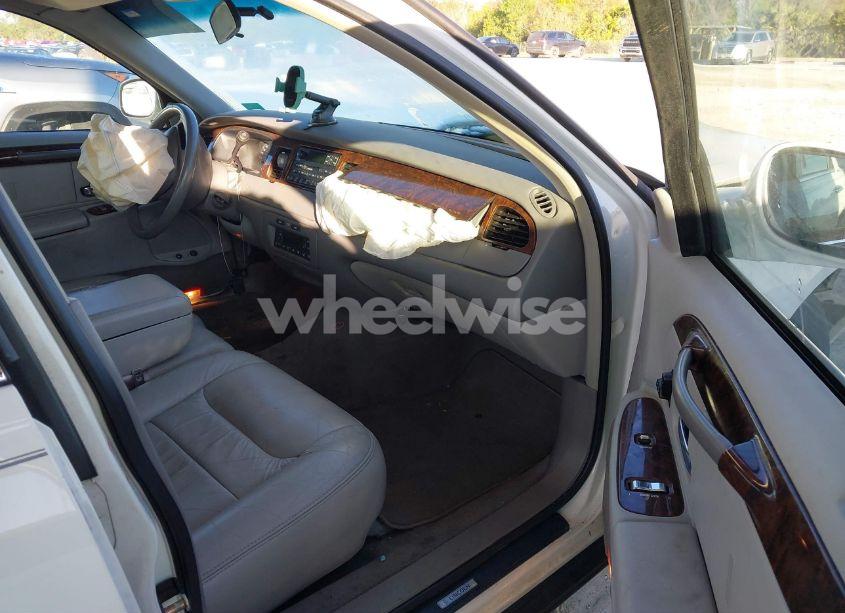 Photo 5 of 2000 Lincoln Town CAR EXECUTIVE (VIN 1LNHM81W8YY940757)