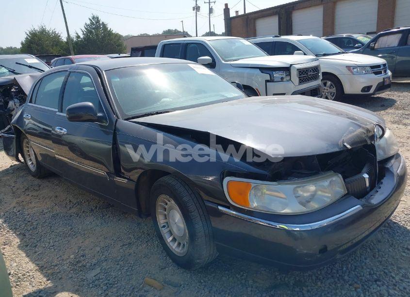 2001 Lincoln Town CAR EXECUTIVE (VIN 1LNHM81W91Y671691) main photo