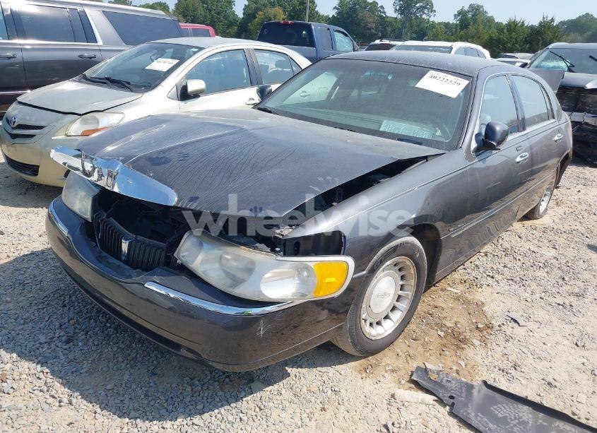 Photo 2 of 2001 Lincoln Town CAR EXECUTIVE (VIN 1LNHM81W91Y671691)