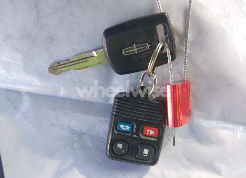 Photo 11 of 2004 Lincoln Town CAR SIGNATURE (VIN 1LNHM81W94Y637139)