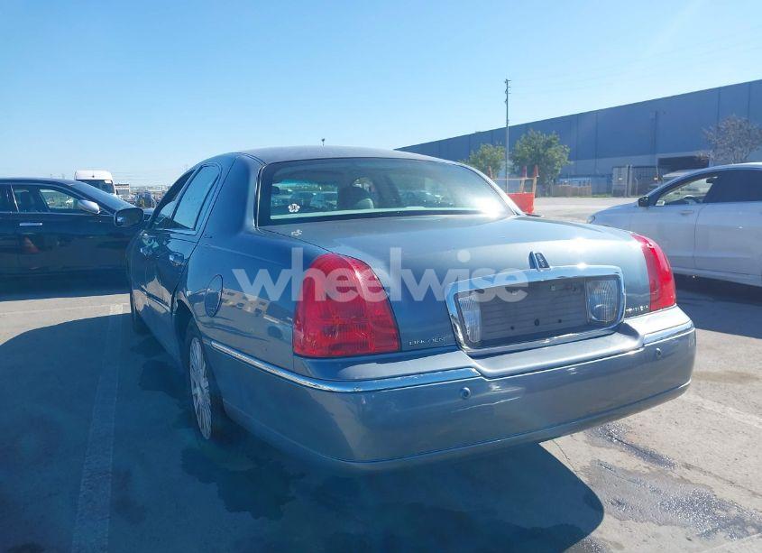 Photo 3 of 2004 Lincoln Town CAR SIGNATURE (VIN 1LNHM81W94Y637139)