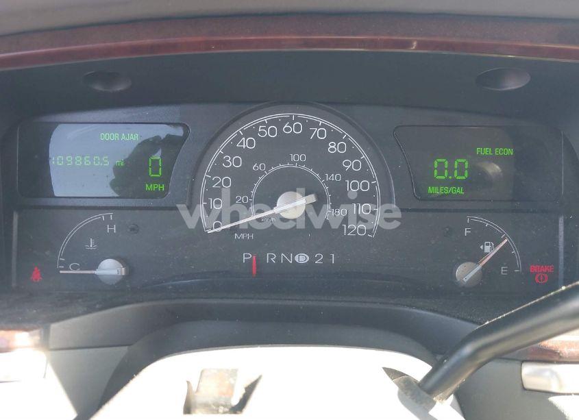 Photo 7 of 2004 Lincoln Town CAR SIGNATURE (VIN 1LNHM81W94Y637139)