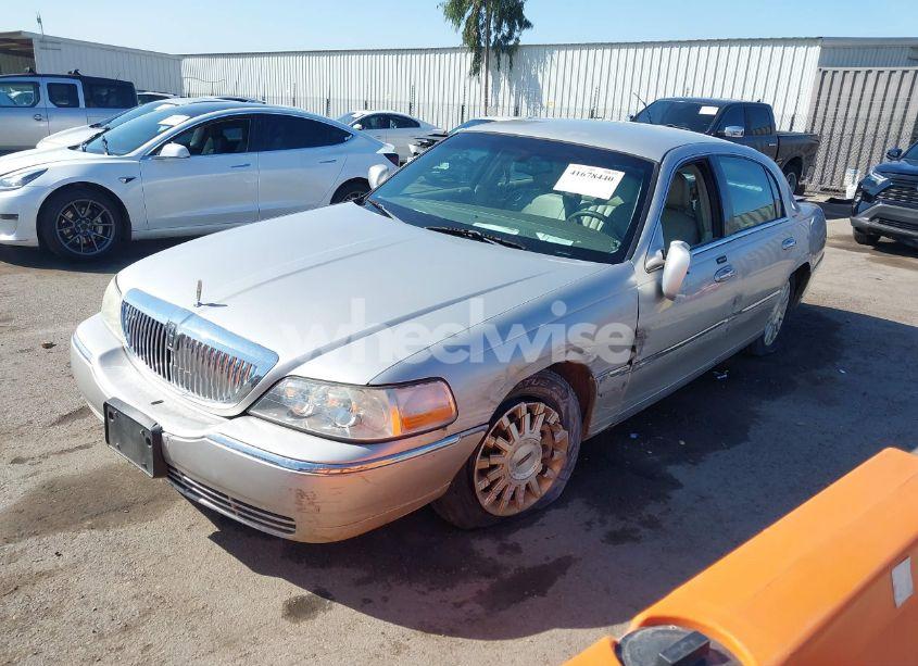 Photo 2 of 2004 Lincoln Town CAR SIGNATURE (VIN 1LNHM81W94Y657052)