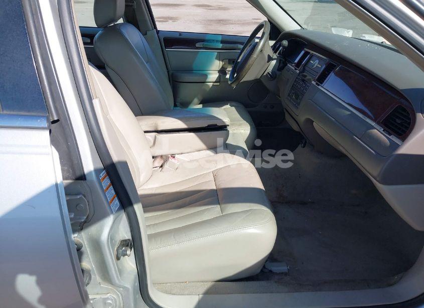 Photo 5 of 2004 Lincoln Town CAR SIGNATURE (VIN 1LNHM81W94Y657052)