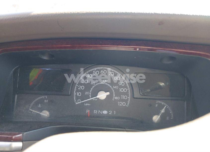 Photo 7 of 2004 Lincoln Town CAR SIGNATURE (VIN 1LNHM81W94Y657052)