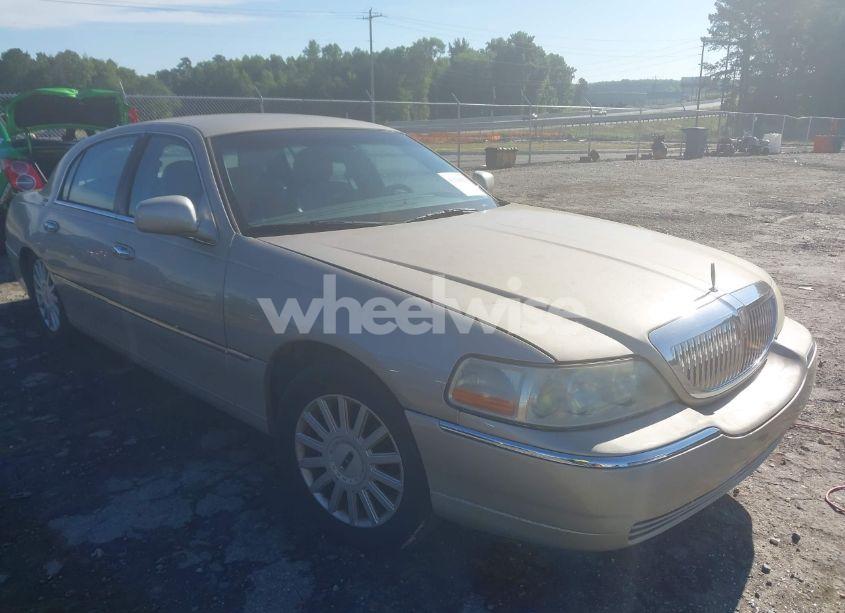 2005 Lincoln Town CAR SIGNATURE (VIN 1LNHM81W95Y601761) main photo