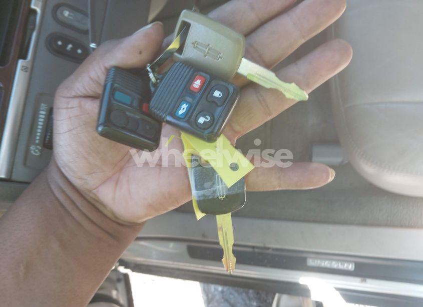 Photo 11 of 2005 Lincoln Town CAR SIGNATURE (VIN 1LNHM81W95Y601761)