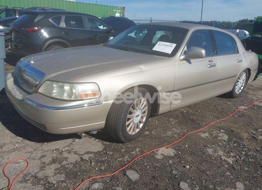 Photo 2 of 2005 Lincoln Town CAR SIGNATURE (VIN 1LNHM81W95Y601761)