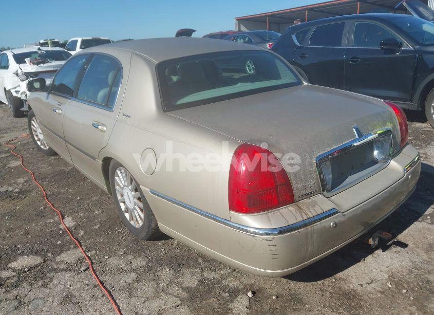 Photo 3 of 2005 Lincoln Town CAR SIGNATURE (VIN 1LNHM81W95Y601761)