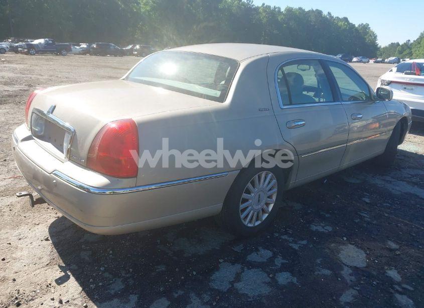 Photo 4 of 2005 Lincoln Town CAR SIGNATURE (VIN 1LNHM81W95Y601761)