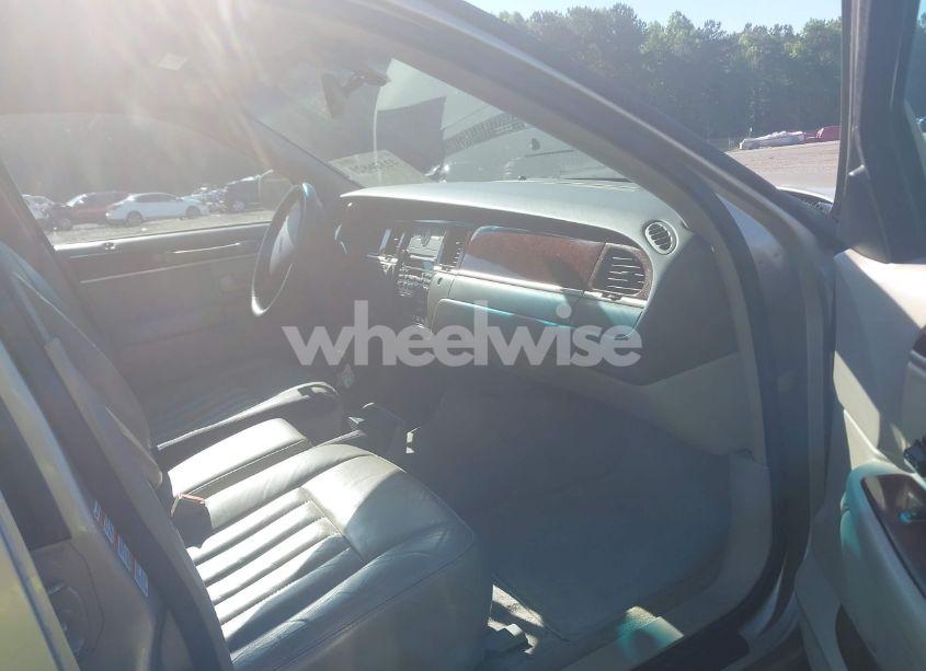 Photo 5 of 2005 Lincoln Town CAR SIGNATURE (VIN 1LNHM81W95Y601761)