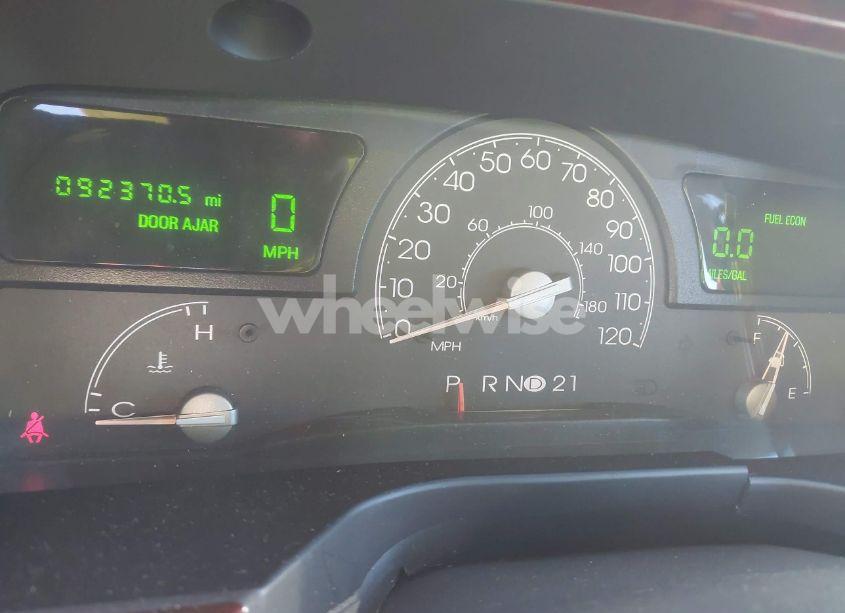 Photo 7 of 2005 Lincoln Town CAR SIGNATURE (VIN 1LNHM81W95Y601761)