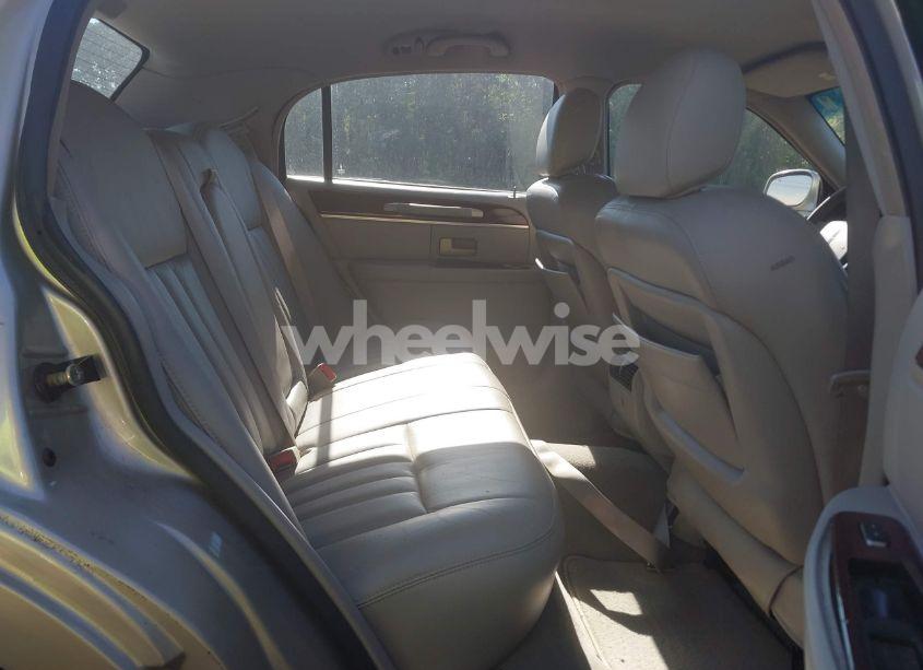 Photo 8 of 2005 Lincoln Town CAR SIGNATURE (VIN 1LNHM81W95Y601761)