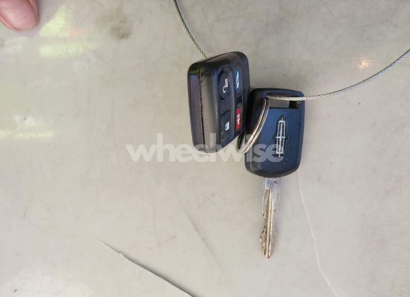 Photo 11 of 2005 Lincoln Town CAR SIGNATURE (VIN 1LNHM81W95Y606216)