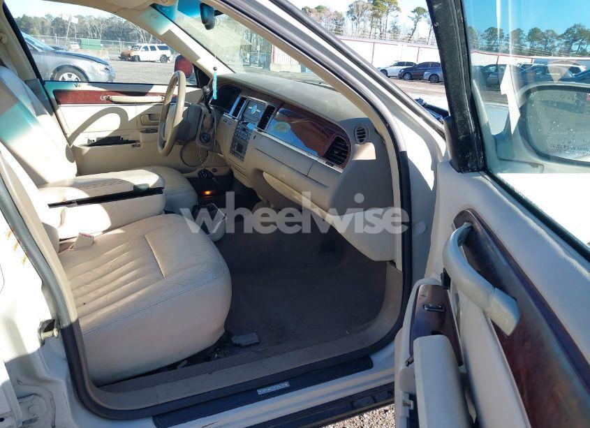 Photo 5 of 2005 Lincoln Town CAR SIGNATURE (VIN 1LNHM81W95Y606216)