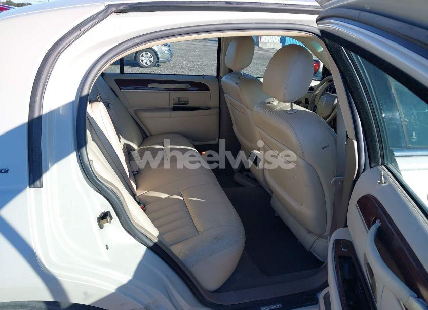 Photo 8 of 2005 Lincoln Town CAR SIGNATURE (VIN 1LNHM81W95Y606216)