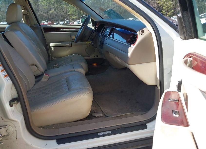 Photo 5 of 2005 Lincoln Town CAR SIGNATURE (VIN 1LNHM81W95Y608063)