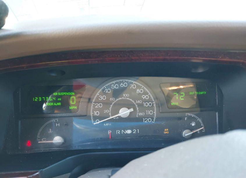 Photo 7 of 2005 Lincoln Town CAR SIGNATURE (VIN 1LNHM81W95Y608063)