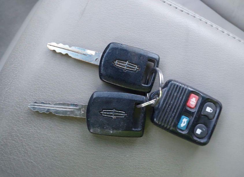 Photo 11 of 2005 Lincoln Town CAR SIGNATURE (VIN 1LNHM81W95Y624456)