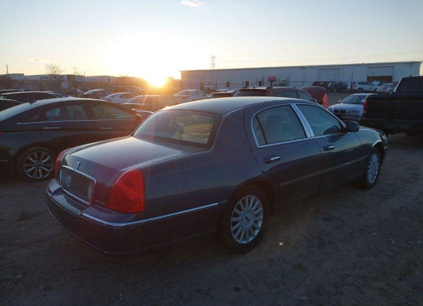 Photo 4 of 2005 Lincoln Town CAR SIGNATURE (VIN 1LNHM81W95Y624456)