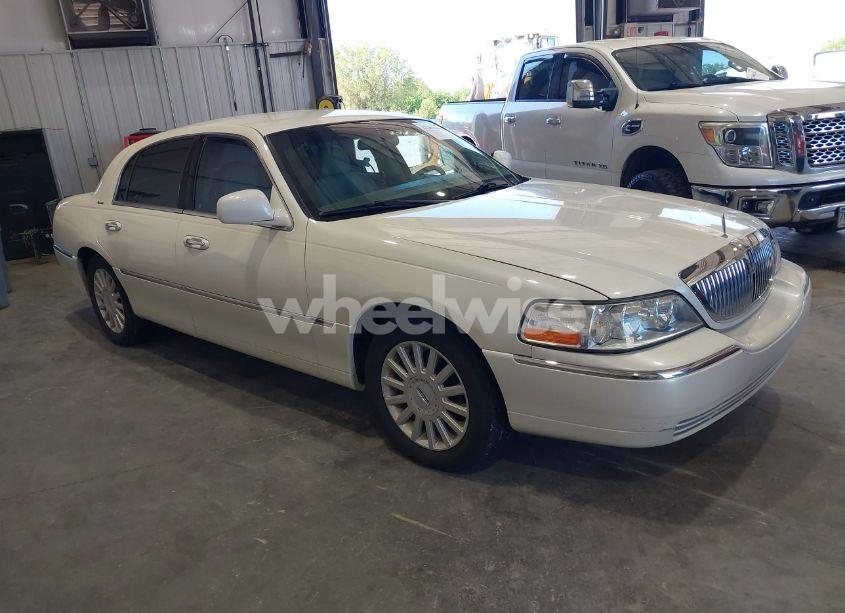 2005 Lincoln Town CAR SIGNATURE (VIN 1LNHM81W95Y648353) main photo