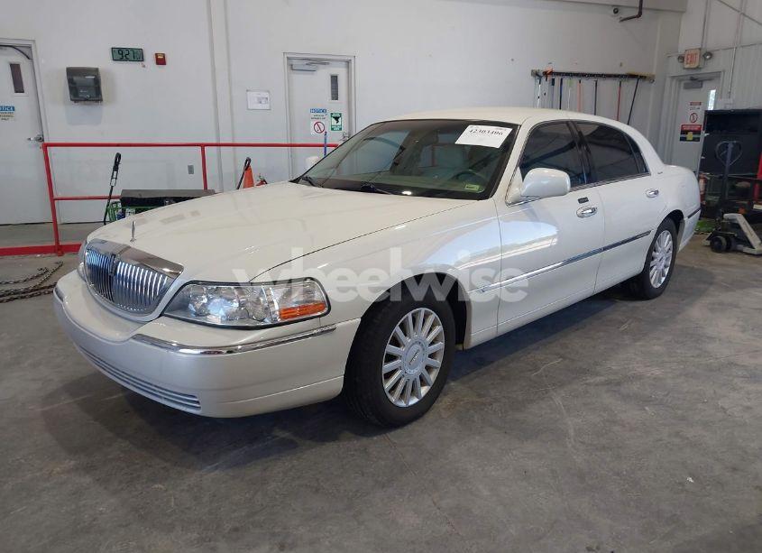 Photo 2 of 2005 Lincoln Town CAR SIGNATURE (VIN 1LNHM81W95Y648353)