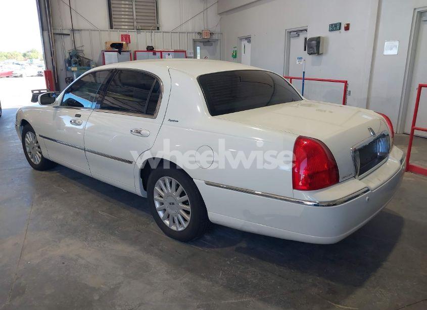 Photo 3 of 2005 Lincoln Town CAR SIGNATURE (VIN 1LNHM81W95Y648353)