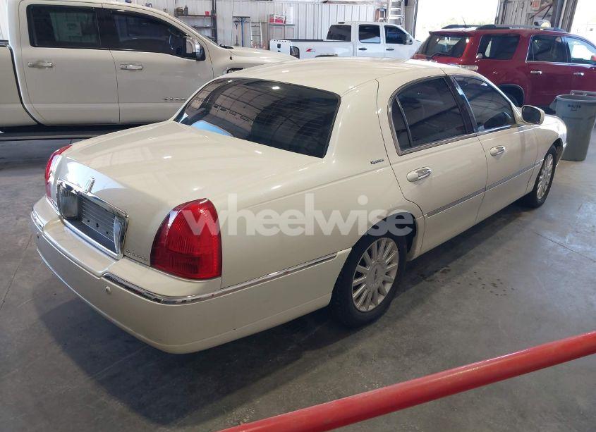 Photo 4 of 2005 Lincoln Town CAR SIGNATURE (VIN 1LNHM81W95Y648353)