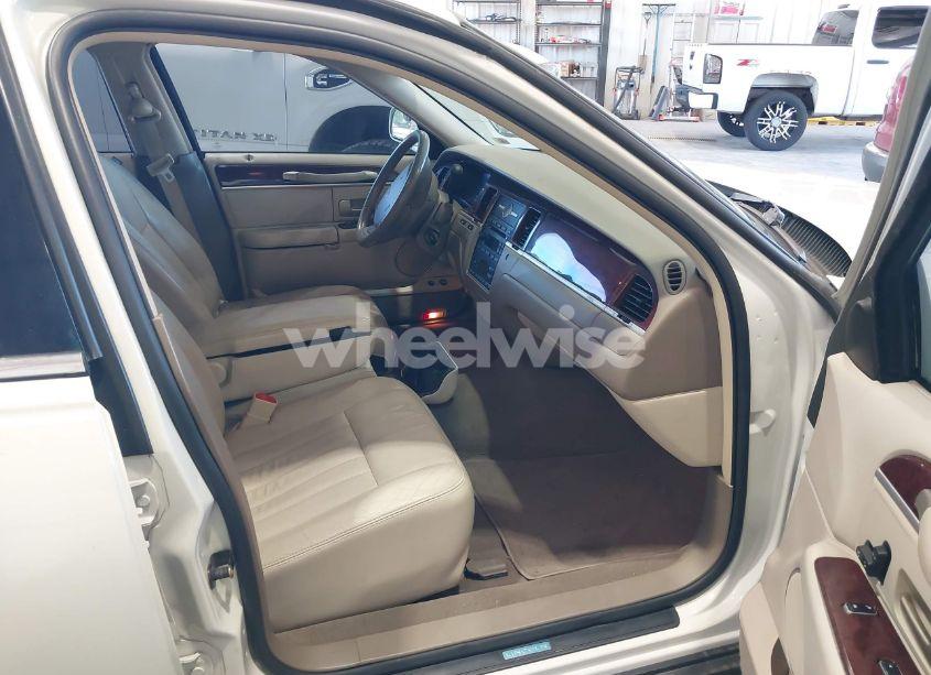 Photo 5 of 2005 Lincoln Town CAR SIGNATURE (VIN 1LNHM81W95Y648353)