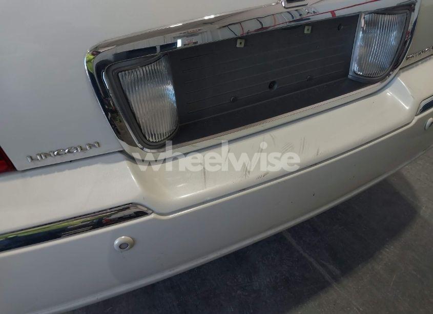 Photo 6 of 2005 Lincoln Town CAR SIGNATURE (VIN 1LNHM81W95Y648353)