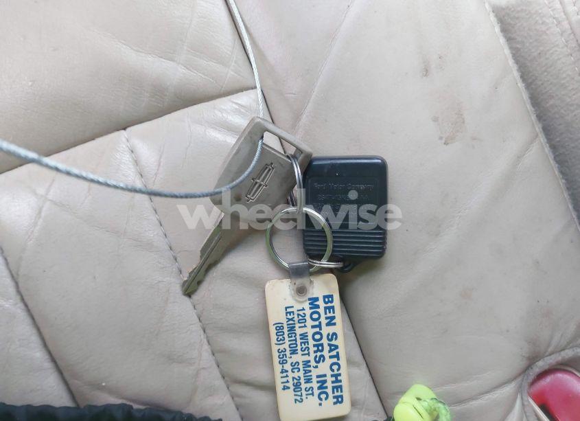 Photo 11 of 2005 Lincoln Town CAR SIGNATURE (VIN 1LNHM81W95Y655027)