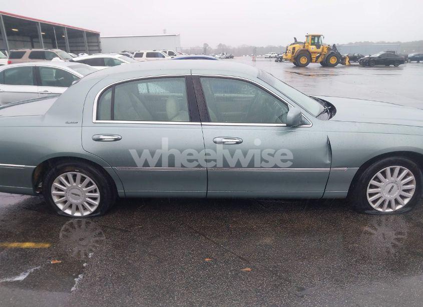 Photo 13 of 2005 Lincoln Town CAR SIGNATURE (VIN 1LNHM81W95Y655027)