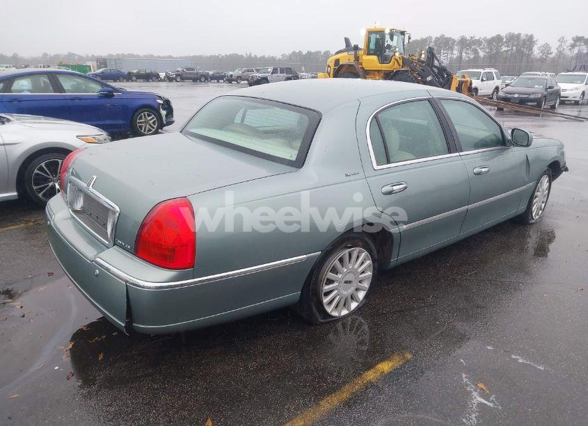 Photo 4 of 2005 Lincoln Town CAR SIGNATURE (VIN 1LNHM81W95Y655027)
