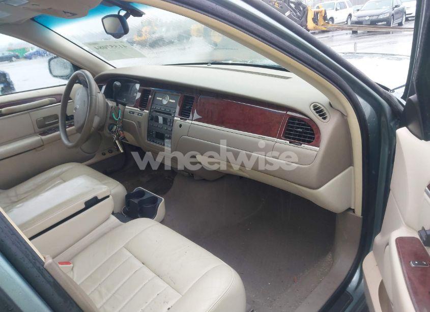 Photo 5 of 2005 Lincoln Town CAR SIGNATURE (VIN 1LNHM81W95Y655027)