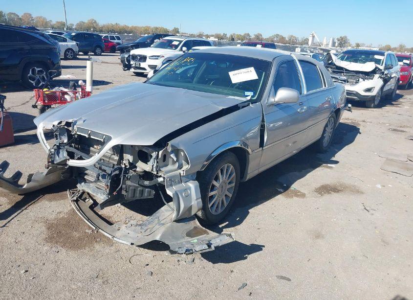Photo 2 of 2007 Lincoln Town CAR SIGNATURE (VIN 1LNHM81W97Y623780)
